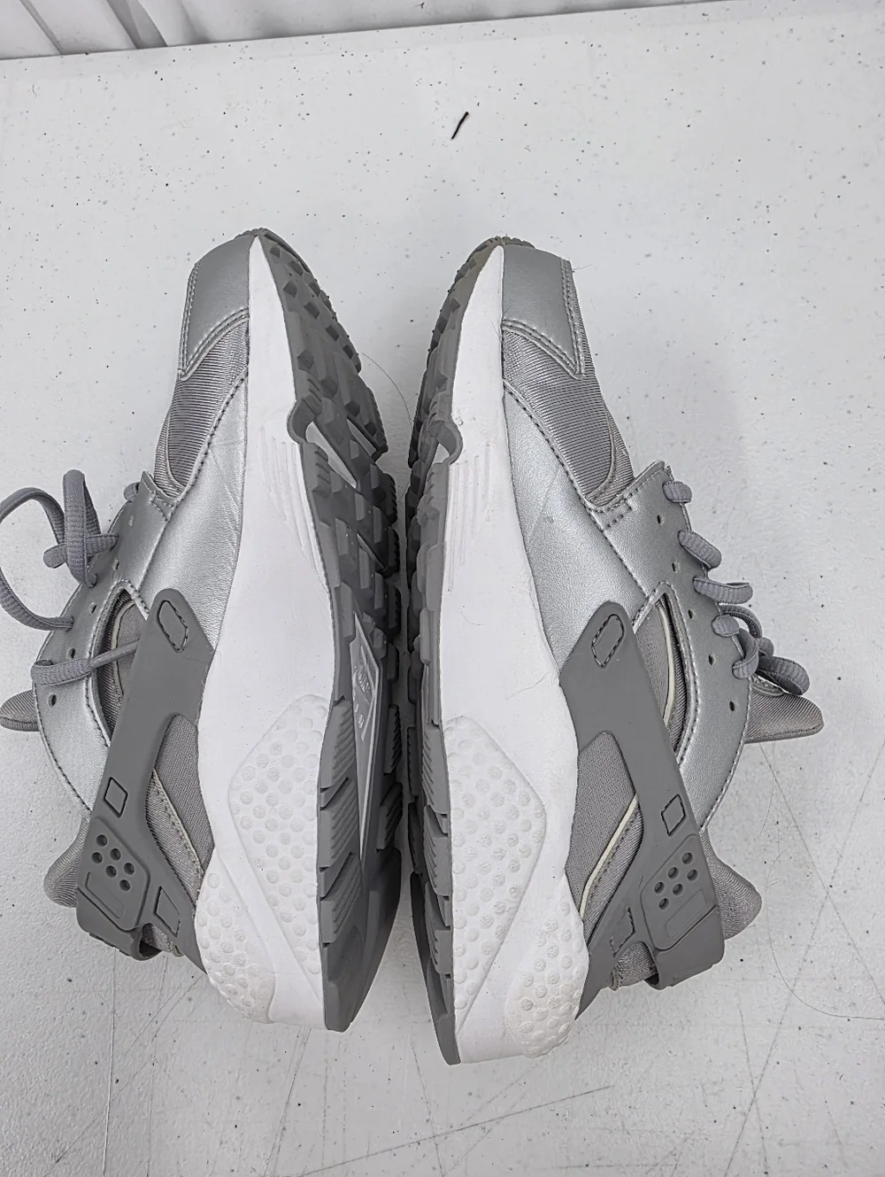 Nike Air Huarache Run SE Women Running Shoes Size 6.5 Metallic Silver 859429-002